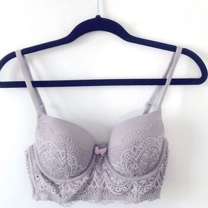 🐝5/$25🐝 Embroidered gray Victoria’s Secret bra size 34C